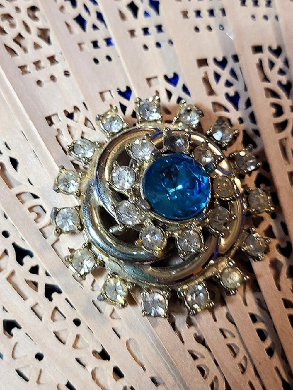 Blue Rhinestone Sunburst Brooch - Picture 14 of 17